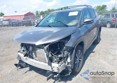 2018 Toyota Highlander Xle z USA, uszkodzony, nr VIN 5TDKZRFH9JS543118